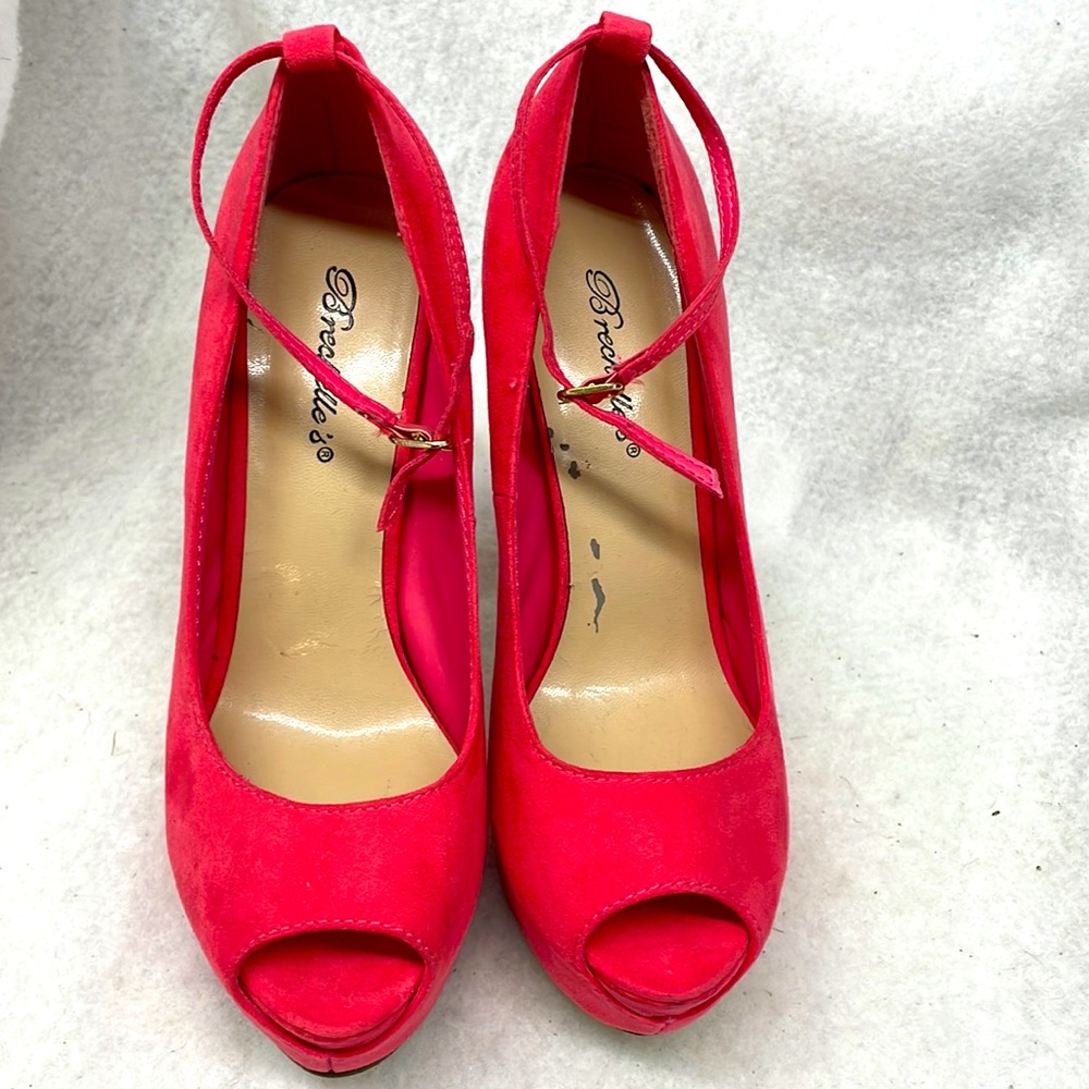 Breckelle’s platform suede ankle strap heels ladies sz 8